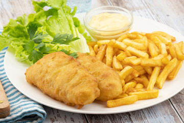 Fish and chips, sauce et salade