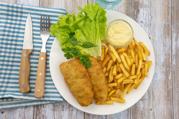 Fish and chips, sauce et salade