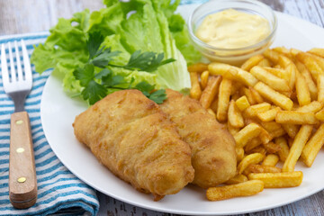 Fish and chips, sauce et salade