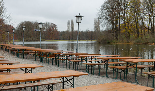 Leerer Park mit Bierb&auml;nken