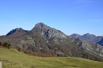 Fototapeta na wymiar El mirador de la Collada, Asturias, España. Con preciosas vistas de los Picos de Europa.