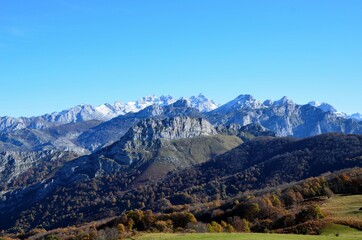 Fototapeta premium El mirador de la Collada, Asturias, España. Con preciosas vistas de los Picos de Europa.