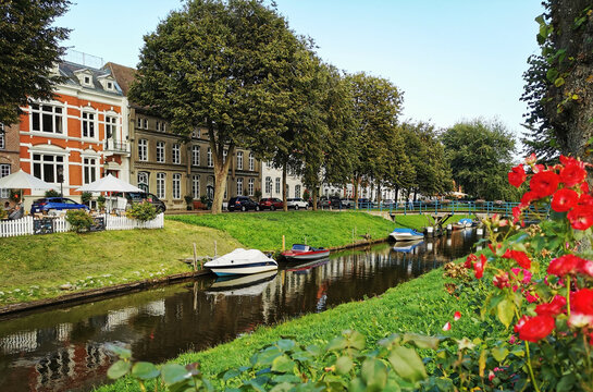 H&auml;userzeile an einer der Grachten in der Holl&auml;nderstadt Friedrichstadt in Nordfriesland, Deutschland.