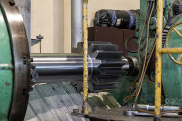 Manufacturing and cutting of a gear shaft tooth on an oil-cooled gear cutting machine.