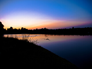 Seitenarm des Main in Frankfurt Fechenheim am Abend
