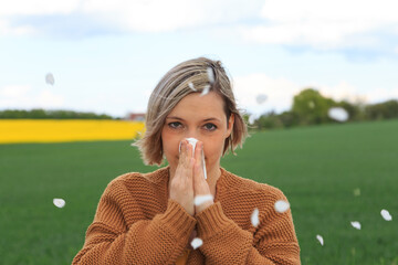Frau mit Allergie