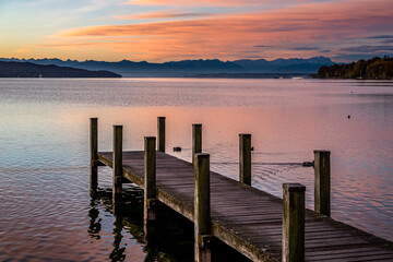 Obraz premium old wooden jetty at a lake