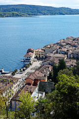 Lago Maggiore Blick auf Arona Hochformat