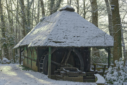 Wassermühle im Winter mit Schnee