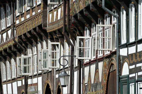 Fachwerkhäuserzeile mit nach aussen geöffneten Fenstern in Einbeck