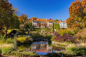 Fototapeta na wymiar Beautiful fall color and mansion in the famous Philbrook Museum of Art