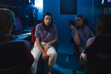 Obraz premium Gamers discussing their results after playing in competitive video games on a training