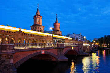 Fototapeta na wymiar Oberbaumbrücke Berlin mit Straßenbahn