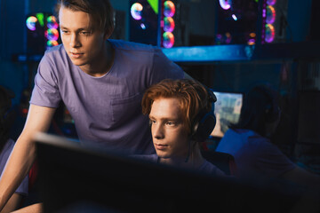 Streamers discussing with each other while playing online games before the tournament