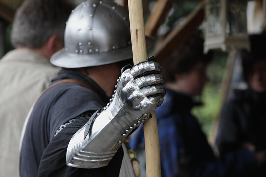 Ritter in R&uuml;stung beim Mittelalterfest