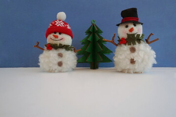 Two Plush Snowmen with a Wood Cutout Geen Christnas Tree