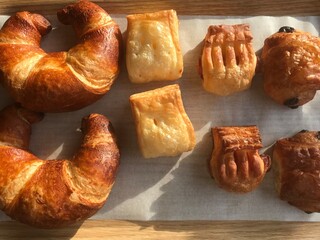 朝食の焼き立てパン　クロワッサン