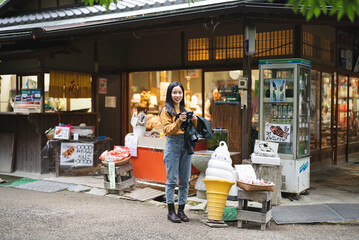 観光地を散策するカメラ女子