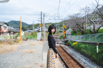 田舎の街を散策する女性