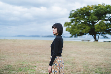 散策するクールな女性