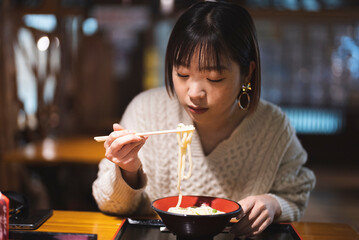 うどんを食べる若い女性