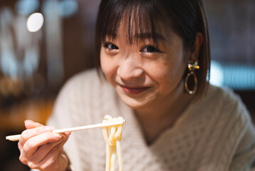 うどんを食べる若い女性