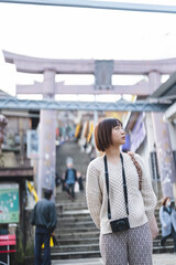 カメラを持って観光地を散策する女性