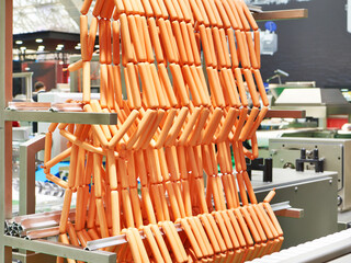 Equipment for industrial packaging and hanging of sausages and meat products