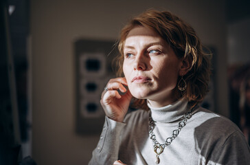 Obraz premium Beautiful bride in puts on diamond earring. Beauty model girl in wedding jewelry