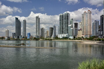 Naklejka premium Skyline de la ciudad nueva de Panamá City, capital de Panamá