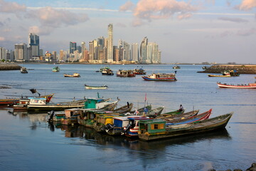 Naklejka premium Skyline de la ciudad nueva de Panamá City, capital de Panamá