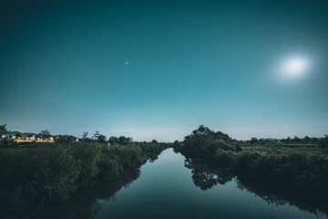 별이 보이는 작은 강