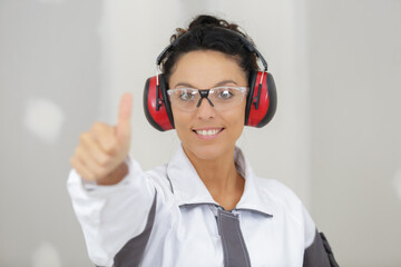 woman contractor worker cancelling headphones