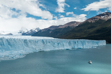 Tour boat floating in Lago Argentino in front of Perito Moreno Glacier