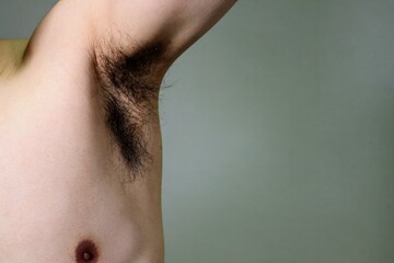 日本人男性の腋毛のクローズアップ