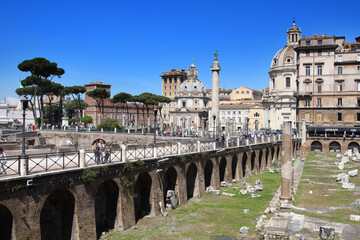 Fototapeta na wymiar Italie / Rome - Forum et colonne Trajane 