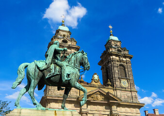 Obraz premium Kaiser Wilhelm I Statue vor Egidienkirche Nürnberg