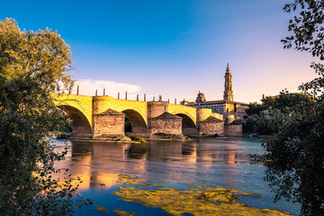 Puente de piedra de Zaragoza con la catedral de fondo, España