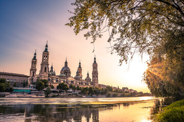Obraz premium Basílica de Nuestra Señora del Pilar con el Río Ebro, Zaragoza, España