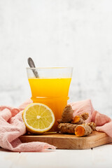 Kurkuma Zitronen Wasser