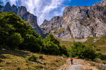 Caminando en Fuente D&eacute;, Cantabria, Espa&ntilde;a