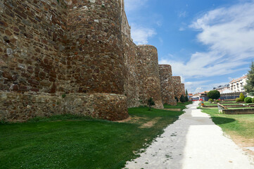 Fototapeta na wymiar Roman wall and promenade with garden in Astorga