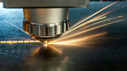 Laser, precyzyjne cięcie laserowe metalu. Efekty świetlne podczas cięcia laserowego. - obrazy, fototapety, plakaty
