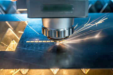 Fototapeta Laser, precyzyjne cięcie laserowe metalu. Efekty świetlne podczas cięcia laserowego. obraz
