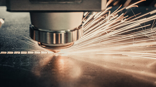 Laser, precyzyjne cięcie laserowe metalu. Efekty świetlne podczas cięcia laserowego.