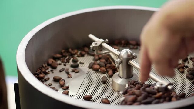 Presentation of the machine for roasting coffee beans.