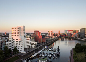 Obraz premium Germany, North Rhine Westphalia, Düsseldorf, Modern Architecture at the Media Harbour at sunrise,