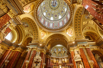 Fototapeta na wymiar St. Stephen basilica interior in Budapest city center. Hungarian landmark