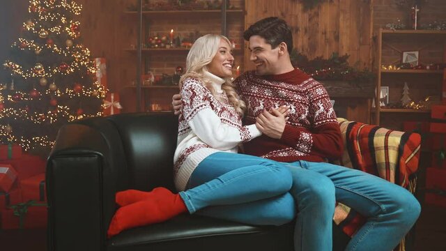 Lady guy sit cozy sofa cuddle newyear tree x mas print sweater lights indoors