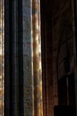 Fototapeta na wymiar Licht auf der Wand einer Kirche